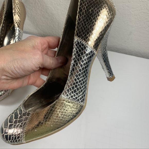 BCBG Paris silver gold snake skin leather heels round toe disco size 8 - Picture 4 of 11